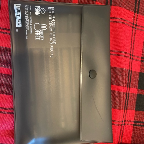 eye conic 5 piece brush set in its own case. I have 2 of these by, Fashion Nova - Picture 5 of 5